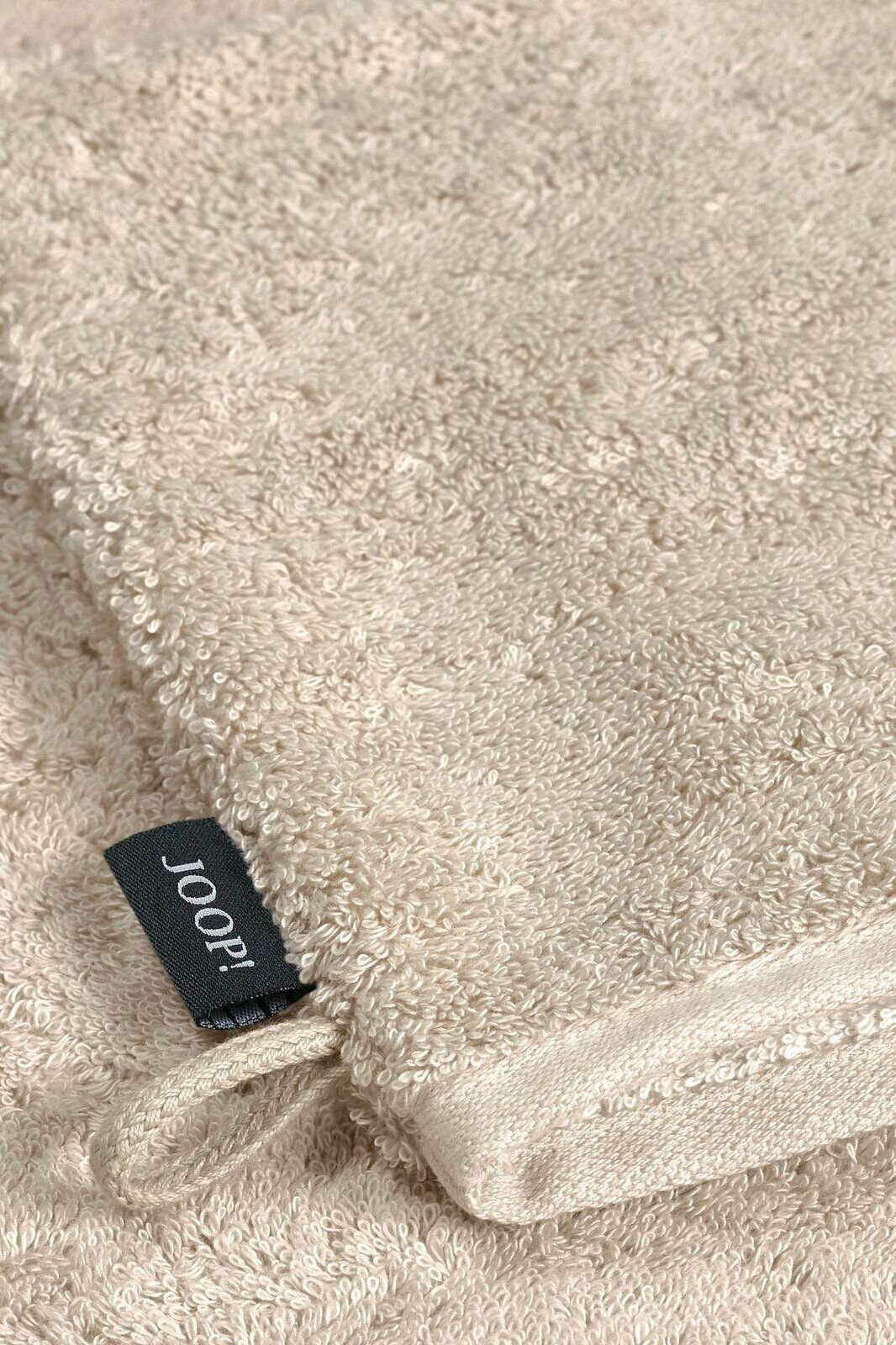 Beiger Waschhandschuh aus Frottee mit schwarzem Joop-Label, Nahaufnahme