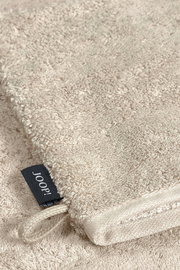 Beiger Waschhandschuh aus Frottee mit schwarzem Joop-Label, Nahaufnahme