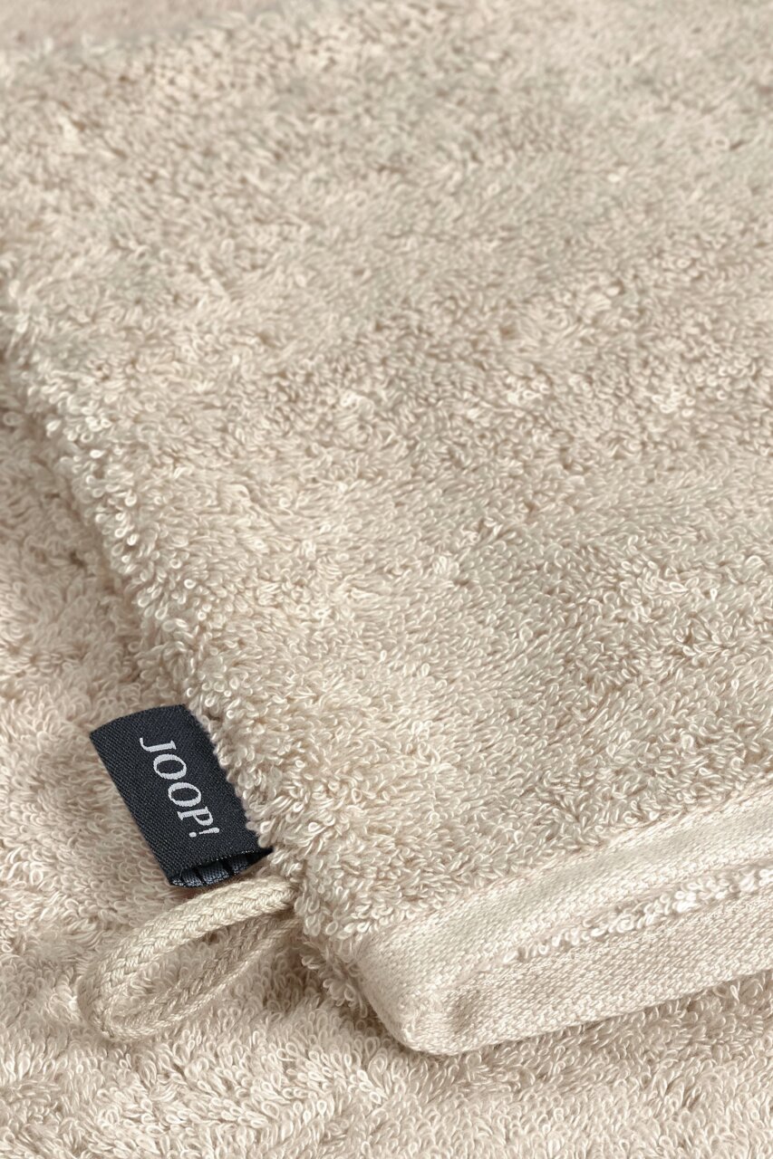 Beiger Waschhandschuh aus Frottee mit schwarzem Joop-Label, Nahaufnahme