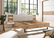 Moderne Bettanlage aus Holz mit gepolstertem Kopfteil, seitlichen Schubladen und stilvoller Beleuchtung, seitliche Perspektive