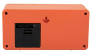Rückansicht einer orangefarbenen Wand- und Tischuhr mit Batteriefach und Aufhängemöglichkeit.