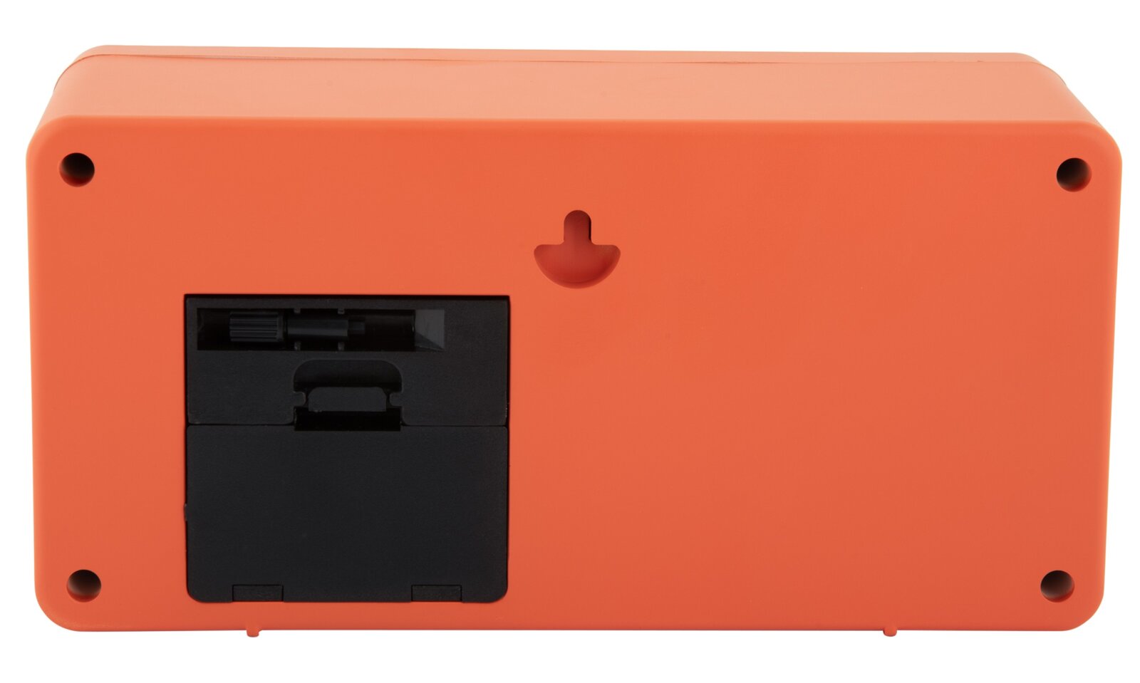 Achterkant van een oranje wand- en tafelklok met batterijvak en ophangmogelijkheid.