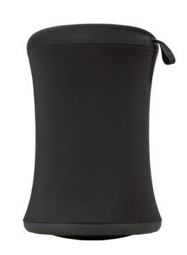 Schwarzer XORA Sitzhocker der Serie BOBO, seitliche Ansicht mit Trageschlaufe.