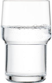 Transparant drinkglas met helder water en kleine belletjes aan het oppervlak, frontale close-up op ooghoogte tegen witte achtergrond