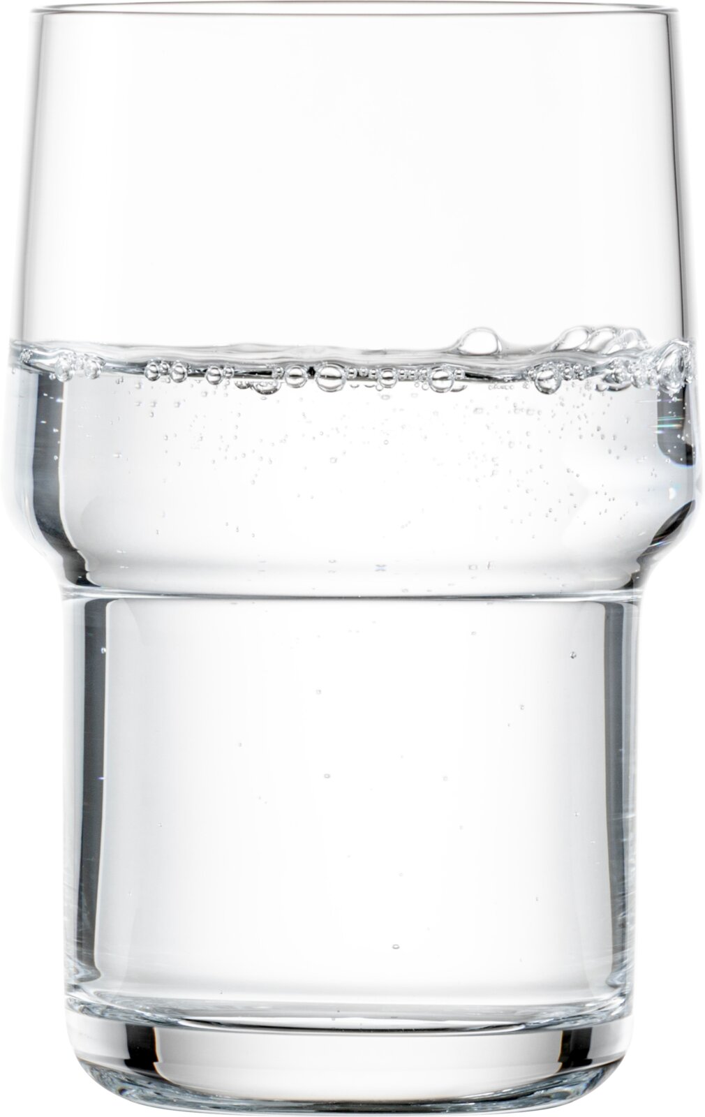 Transparant drinkglas met helder water en kleine belletjes aan het oppervlak, frontale close-up op ooghoogte tegen witte achtergrond