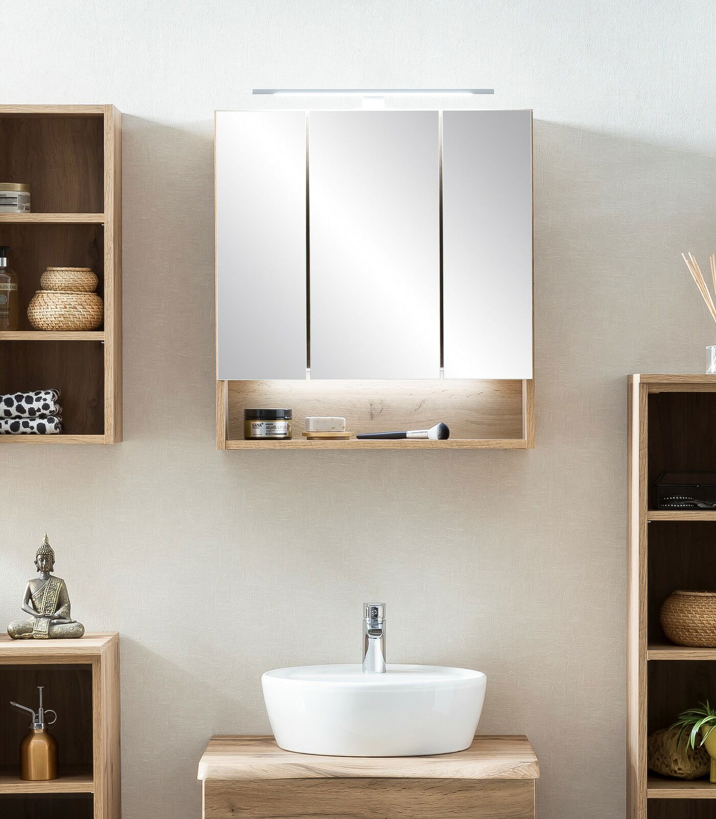 Moderner Spiegelschrank mit drei Türen und integrierter Beleuchtung, frontal fotografiert, über einem Waschbecken montiert.