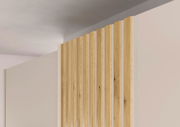 Nahaufnahme eines Schwebetürenschranks mit zwei Türen, mit vertikalen Holzleisten auf einer cremefarbenen Oberfläche, aus der oberen Perspektive betrachtet.