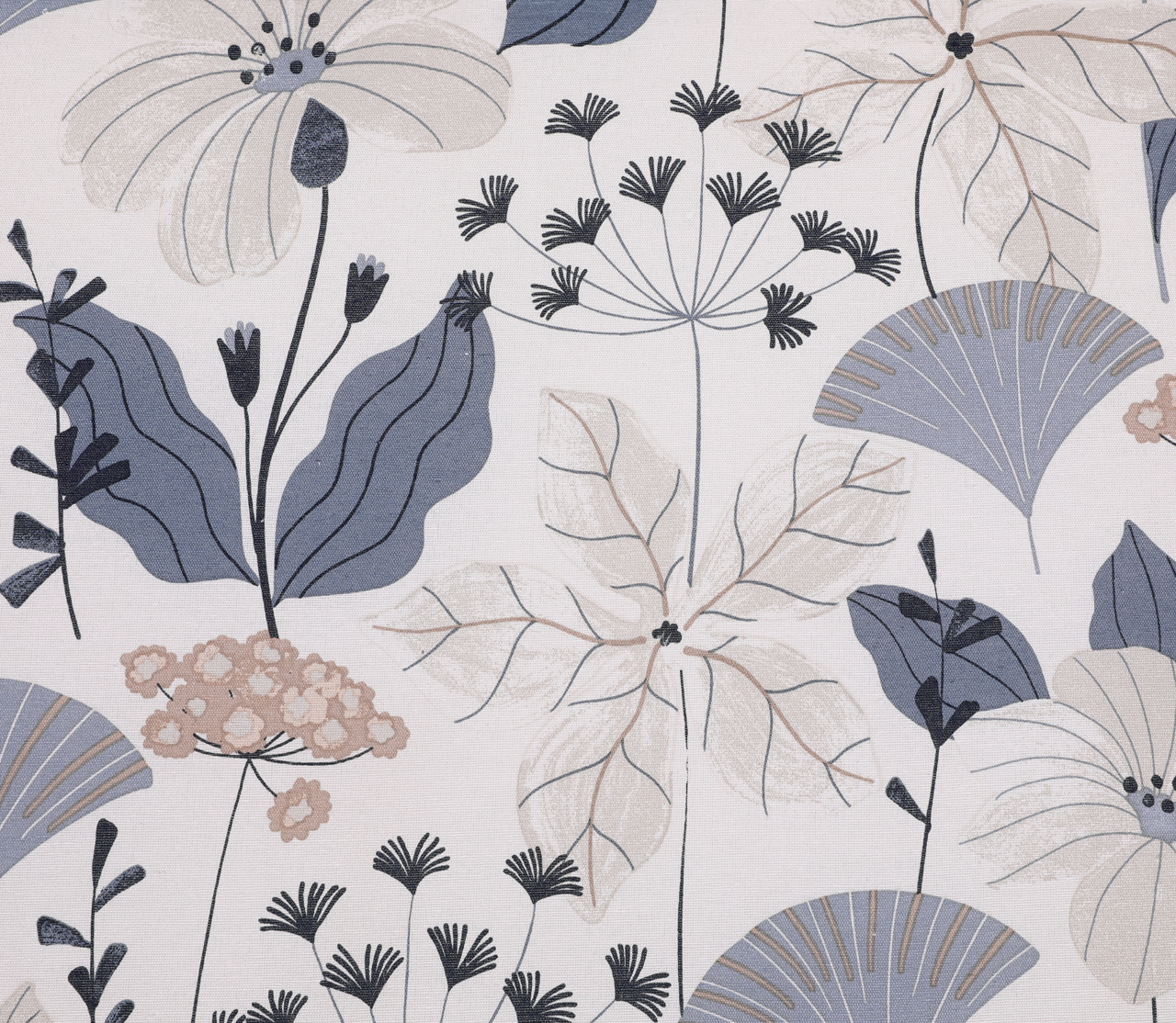 Nahaufnahme eines Stoffmusters mit floralen Motiven in Blau- und Beigetönen, geeignet für Hochlehnerauflagen.