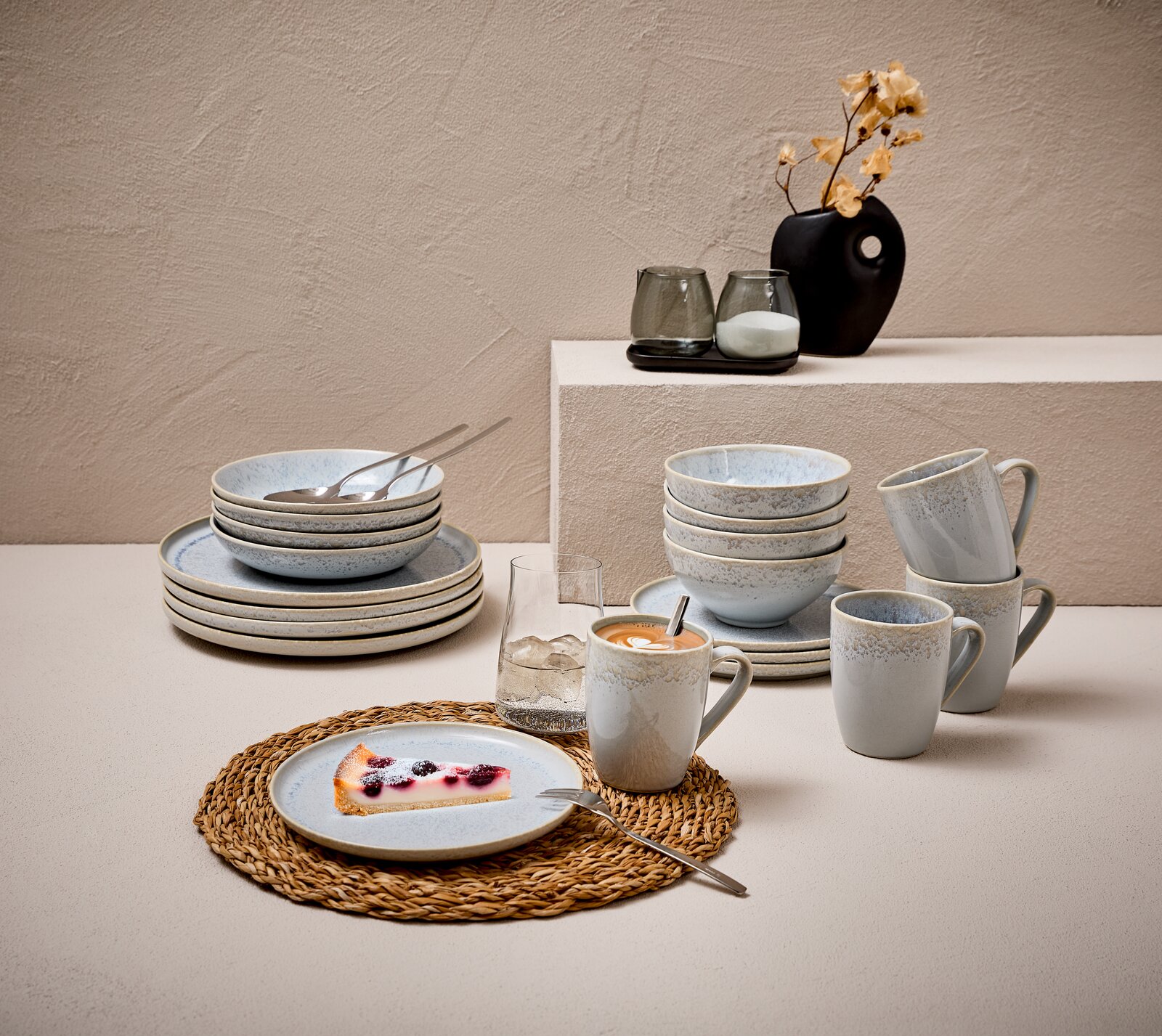 Kombiservice 20-tlg. in eleganter Tischdekoration, bestehend aus Tellern, Schalen und Tassen in sanften Blautönen, seitliche Perspektive.