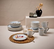 20-delige servieset in een elegante tafeldecoratie, bestaande uit borden, schalen en kopjes in zachte blauwtinten, zijaanzicht.