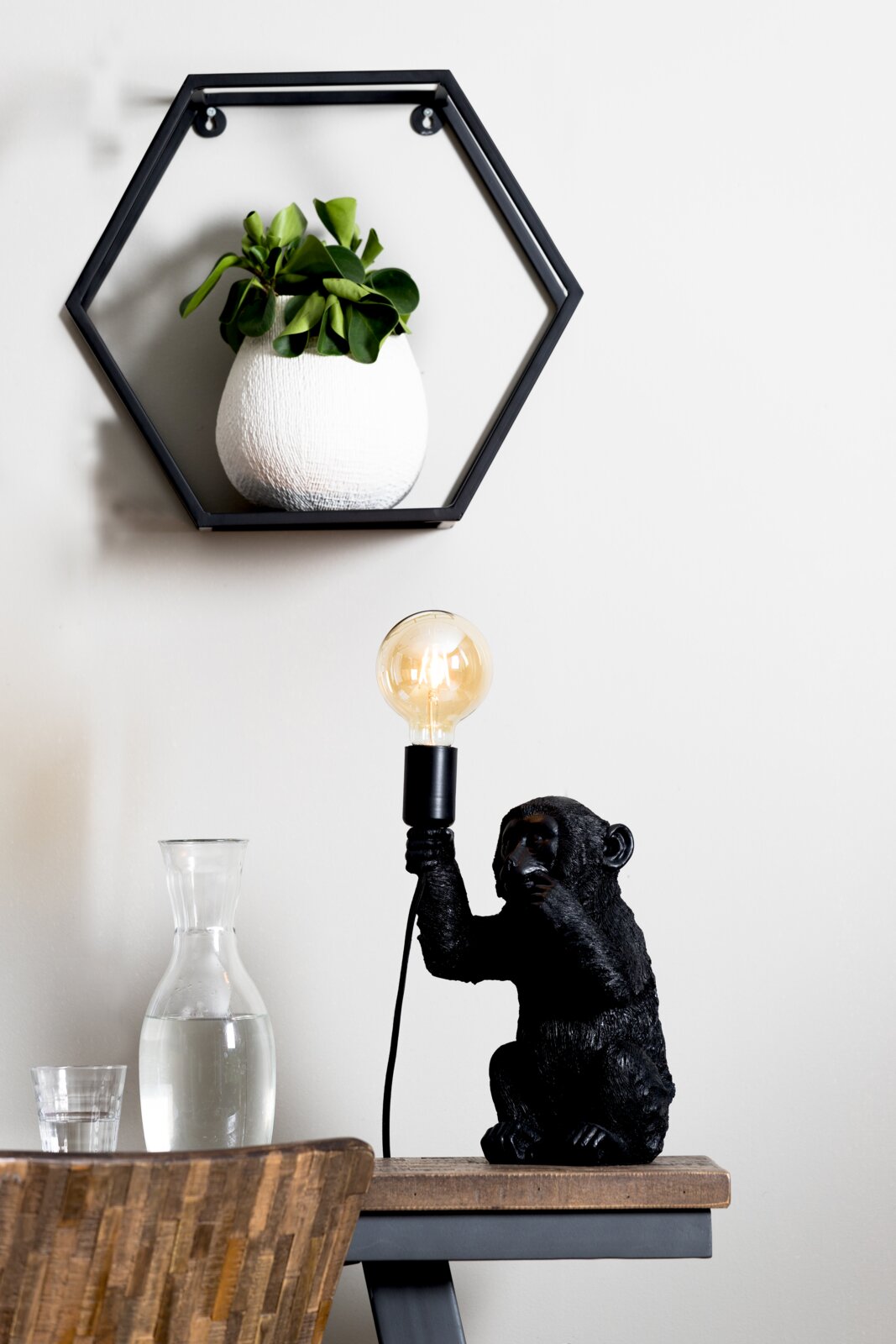 Light&Living Tafellamp MONKEY Tafellamp in de vorm van een zittende aap die een gloeilamp in zijn hand houdt. Vooraanzicht.