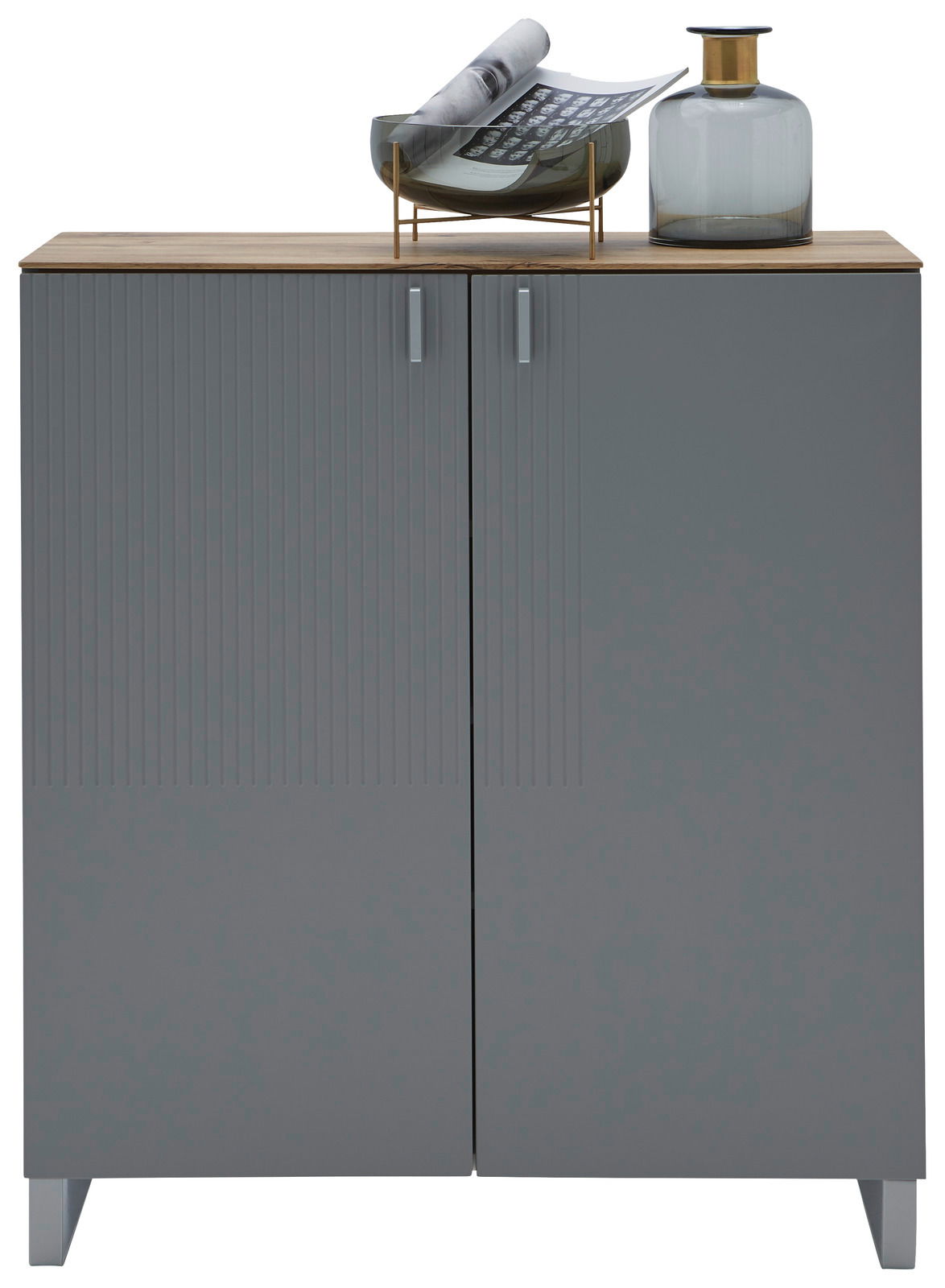 Moderner grauer Schuhschrank mit zwei Türen, dekoriert mit einer Vase und einer Schale auf der Oberseite, Frontalansicht.