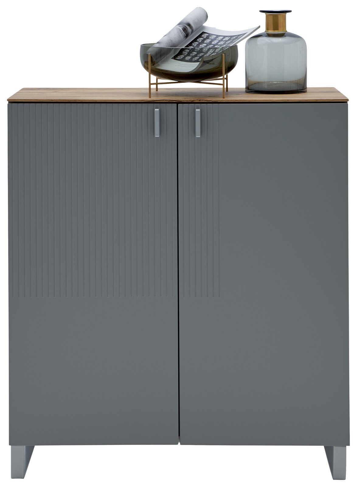 Moderner grauer Schuhschrank mit zwei Türen, dekoriert mit einer Vase und einer Schale auf der Oberseite, Frontalansicht.
