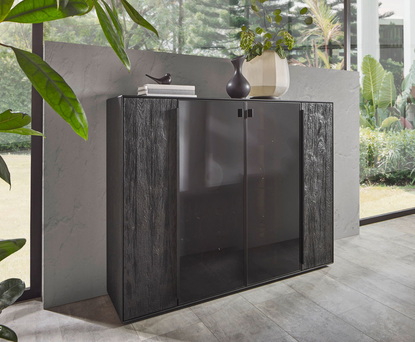 Valnatura Sideboard DALIA Modernes Sideboard mit dunklen Holzstrukturen und glänzenden Glastüren, seitliche Perspektive