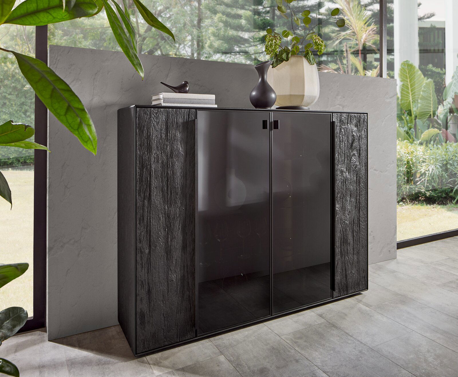 Valnatura Sideboard DALIA Modernes Sideboard mit dunklen Holzstrukturen und glänzenden Glastüren, seitliche Perspektive