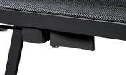 Detailaufnahme eines schwarzen Möbelstücks mit gewebter Sitz-/Liegefläche und Metallgestell, fotografiert in seitlicher Nahansicht leicht von oben