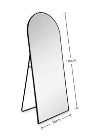 Schwarzer Standspiegel in Ganzkörpergröße mit abgerundetem Bogen oben und Klappständer, ca. 170 x 70 cm, schräg von vorne links fotografiert