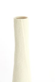 Hochformatige, cremefarbene Vase mit rauer Textur, seitliche Perspektive