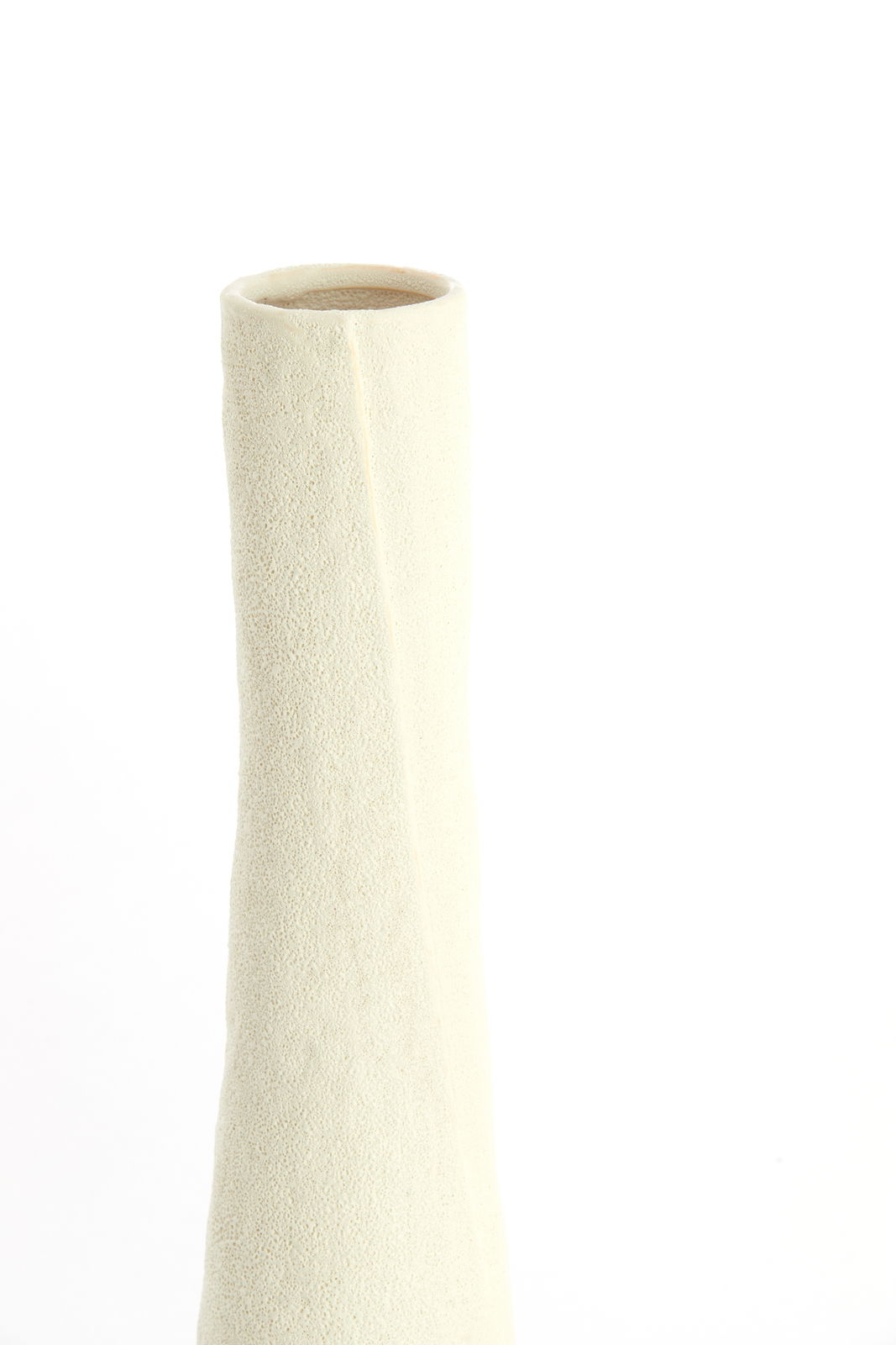 Hochformatige, cremefarbene Vase mit rauer Textur, seitliche Perspektive