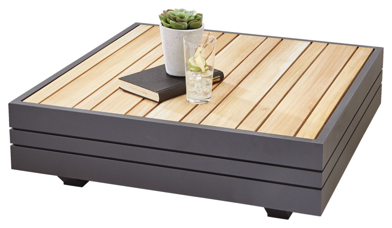 Zebra Kaffeetisch groß CUBO Moderner Kaffeetisch mit Holzlattenoberfläche, dekoriert mit einem Buch, einem Glas Getränk und einer kleinen Pflanze, aus seitlicher Perspektive.