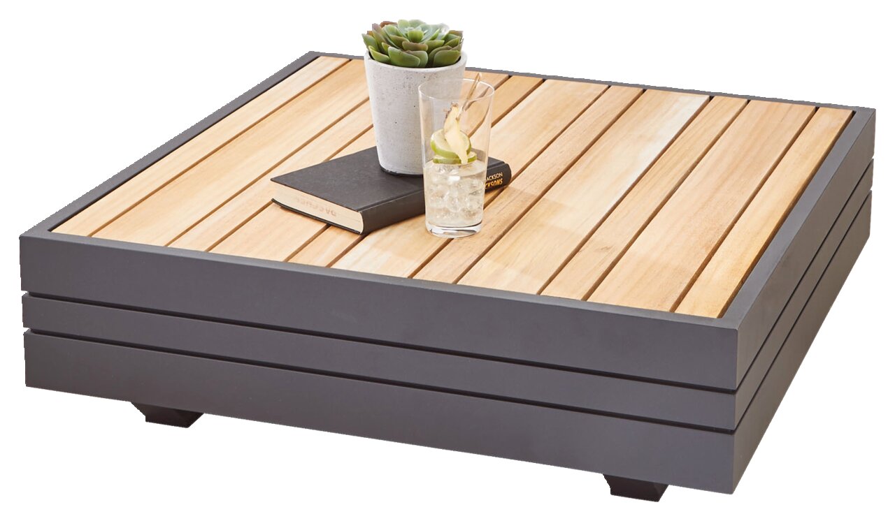 Zebra Kaffeetisch groß CUBO Moderner Kaffeetisch mit Holzlattenoberfläche, dekoriert mit einem Buch, einem Glas Getränk und einer kleinen Pflanze, aus seitlicher Perspektive.