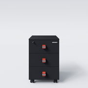 Schwarzer Rollcontainer mit drei Schubladen in Carbon-Optik, Minecraft-Logo und roten TNT-Emblemen, frontal aus leicht erhöhter Perspektive vor hellem Hintergrund.