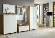 Moderne Garderobenkombination mit weißem Hochglanz-Finish und Holzdetails, bestehend aus Schuhschrank, Garderobenbank, Spiegel und Dielenschrank. Frontalansicht.
