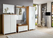 Moderne Garderobenkombination mit weißem Hochglanz-Finish und Holzdetails, bestehend aus Schuhschrank, Garderobenbank, Spiegel und Dielenschrank. Frontalansicht.