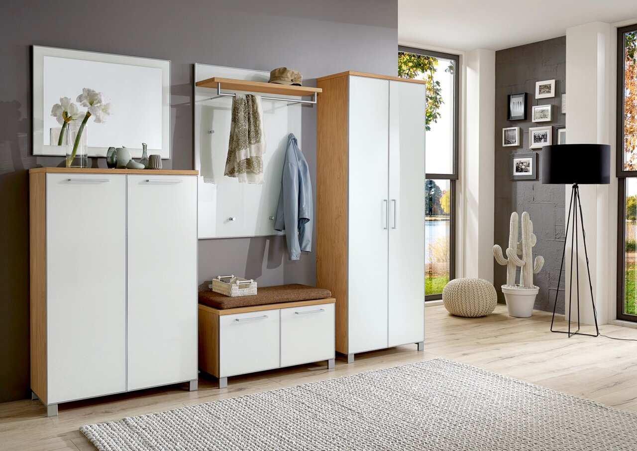 Moderne Garderobenkombination mit weißem Hochglanz-Finish und Holzdetails, bestehend aus Schuhschrank, Garderobenbank, Spiegel und Dielenschrank. Frontalansicht.