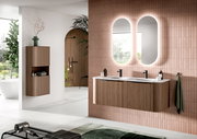 Modernes Badezimmer mit wandhängendem Doppelwaschtisch aus Holzdekor, weißer Doppelwaschplatte und schwarzen Armaturen vor roséfarbenen Fliesen sowie zwei ovalen, hinterleuchteten Spiegeln; Perspektive: frontale Ansicht leicht von links.
