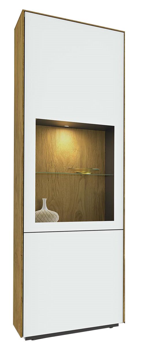 Moderne vitrinekast met houten en witte accenten, glazen plank en verlichting, zijaanzicht