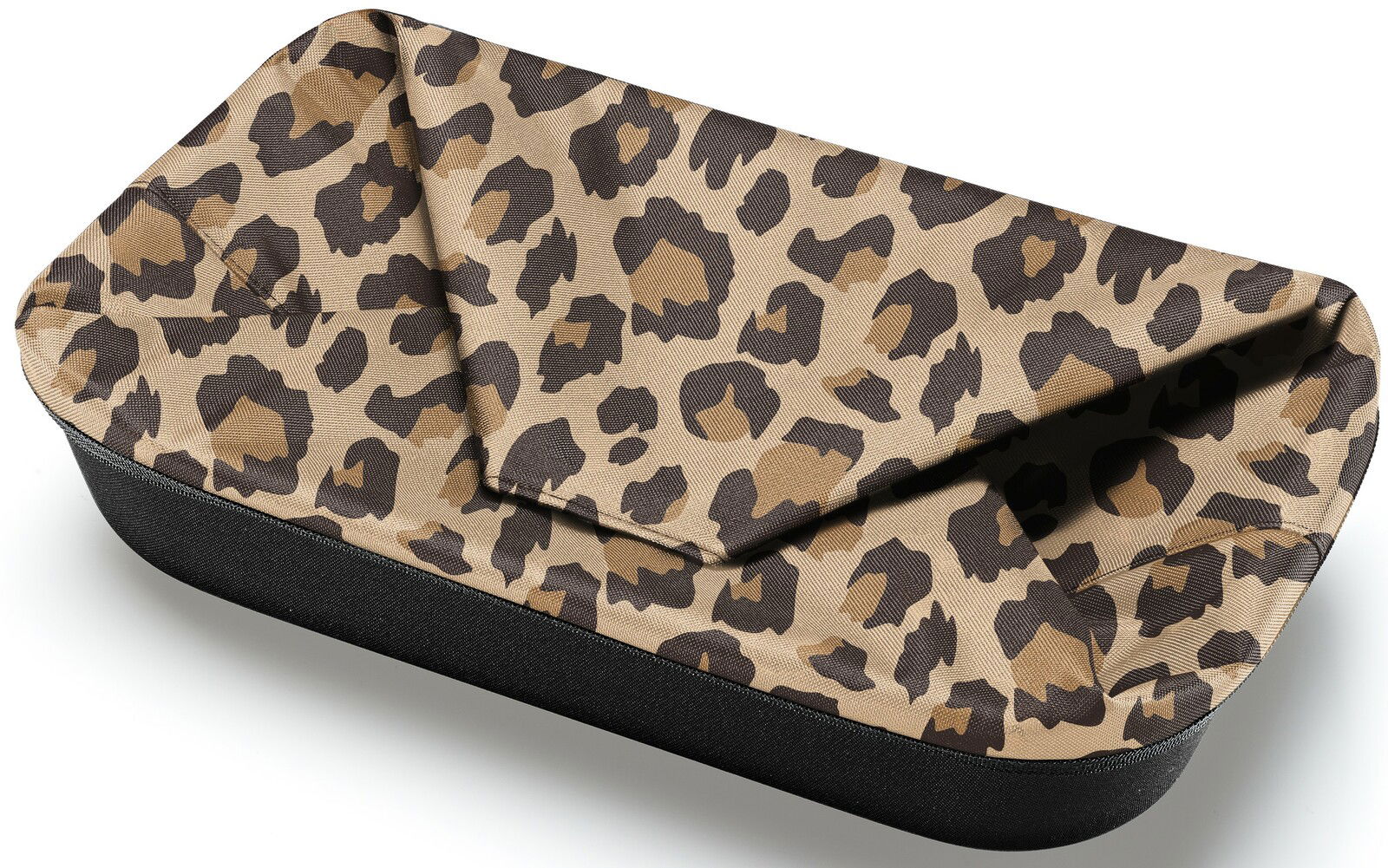 Einkaufskorb mit Leopardenmuster in Macchiato-Farben, aus schräger Perspektive fotografiert.