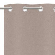 Beige Ösenschal aus Stoff, Nahaufnahme von oben mit sichtbaren Metallösen.