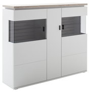 Modernes Sideboard/Highboard in Weiß mit Holzoptik-Deckplatte, zwei getönten Glas-Schiebetüren und schwarzen Griffen, frontal in leichter Schrägansicht von vorn fotografiert