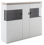 Modern dressoir/hoog dressoir in wit met een blad in houtlook, twee getinte glazen schuifdeuren en zwarte handgrepen, van voren gefotografeerd in een licht schuin perspectief