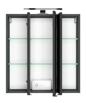 Spiegelschrank mit drei Türen, teilweise geöffnet, mit Glasregalen und integrierter Steckdose, Ansicht von vorne.