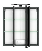 Spiegelschrank mit drei Türen, teilweise geöffnet, mit Glasregalen und integrierter Steckdose, Ansicht von vorne.