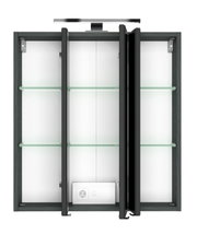 Spiegelschrank mit drei Türen, teilweise geöffnet, mit Glasregalen und integrierter Steckdose, Ansicht von vorne.