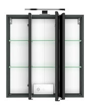 Spiegelschrank mit drei Türen, teilweise geöffnet, mit Glasregalen und integrierter Steckdose, Ansicht von vorne.