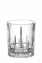 Kristallklares Perfect D.O.F. Glas mit elegantem Schliff, seitliche Perspektive