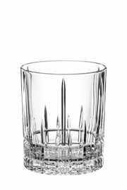 Kristallklares Perfect D.O.F. Glas mit elegantem Schliff, seitliche Perspektive