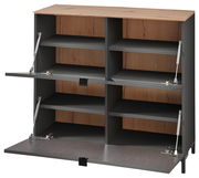 Offener Hänge-Schuhschrank in breiter Ausführung mit mehreren Fächern, aus Holz und Metall, Frontansicht