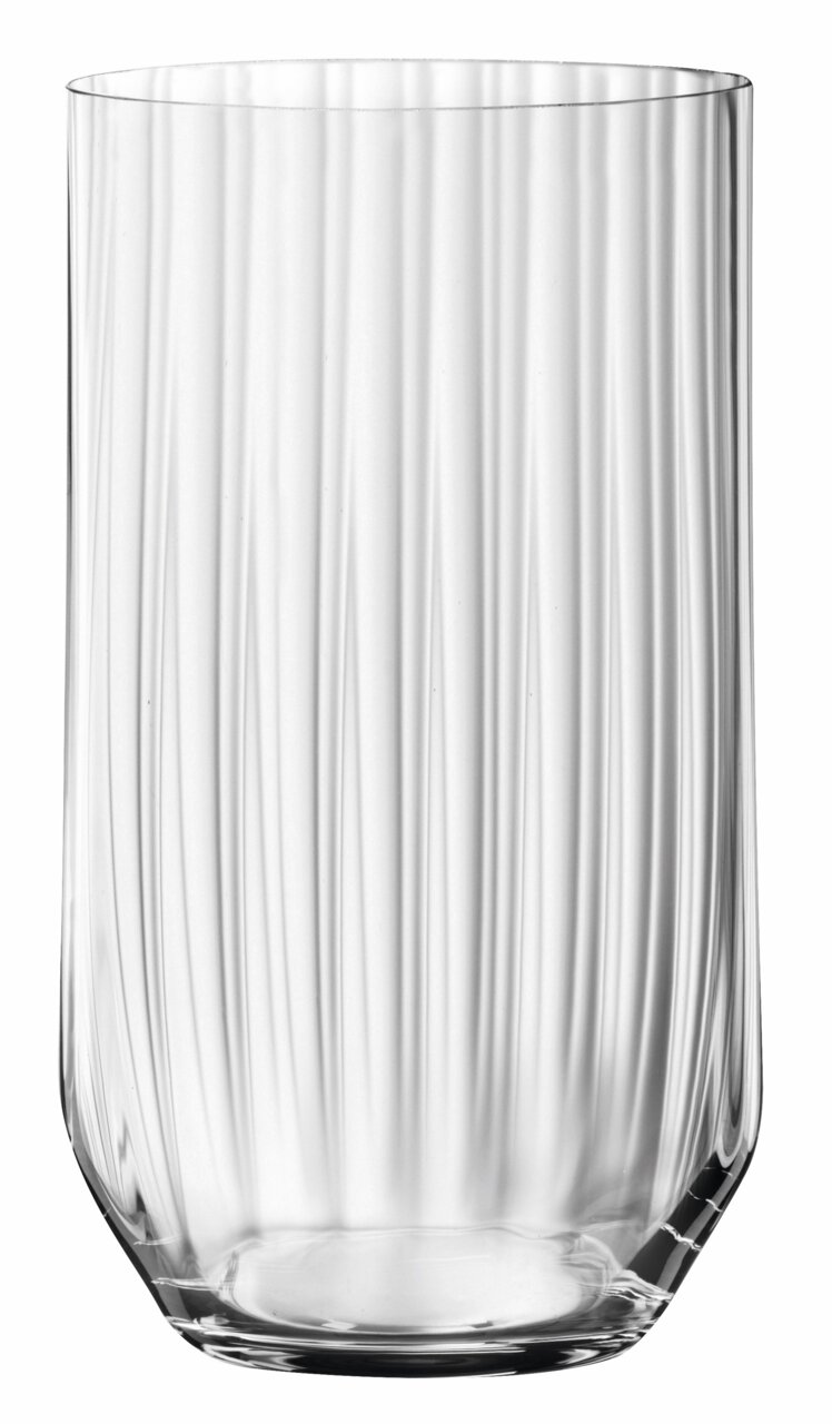 Een elegant longdrinkglas met verticale groeven, van voren gefotografeerd.