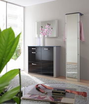 Moderne Garderobenkombination mit Spiegel und Schuhschrank in einem hellen Raum, seitliche Perspektive.