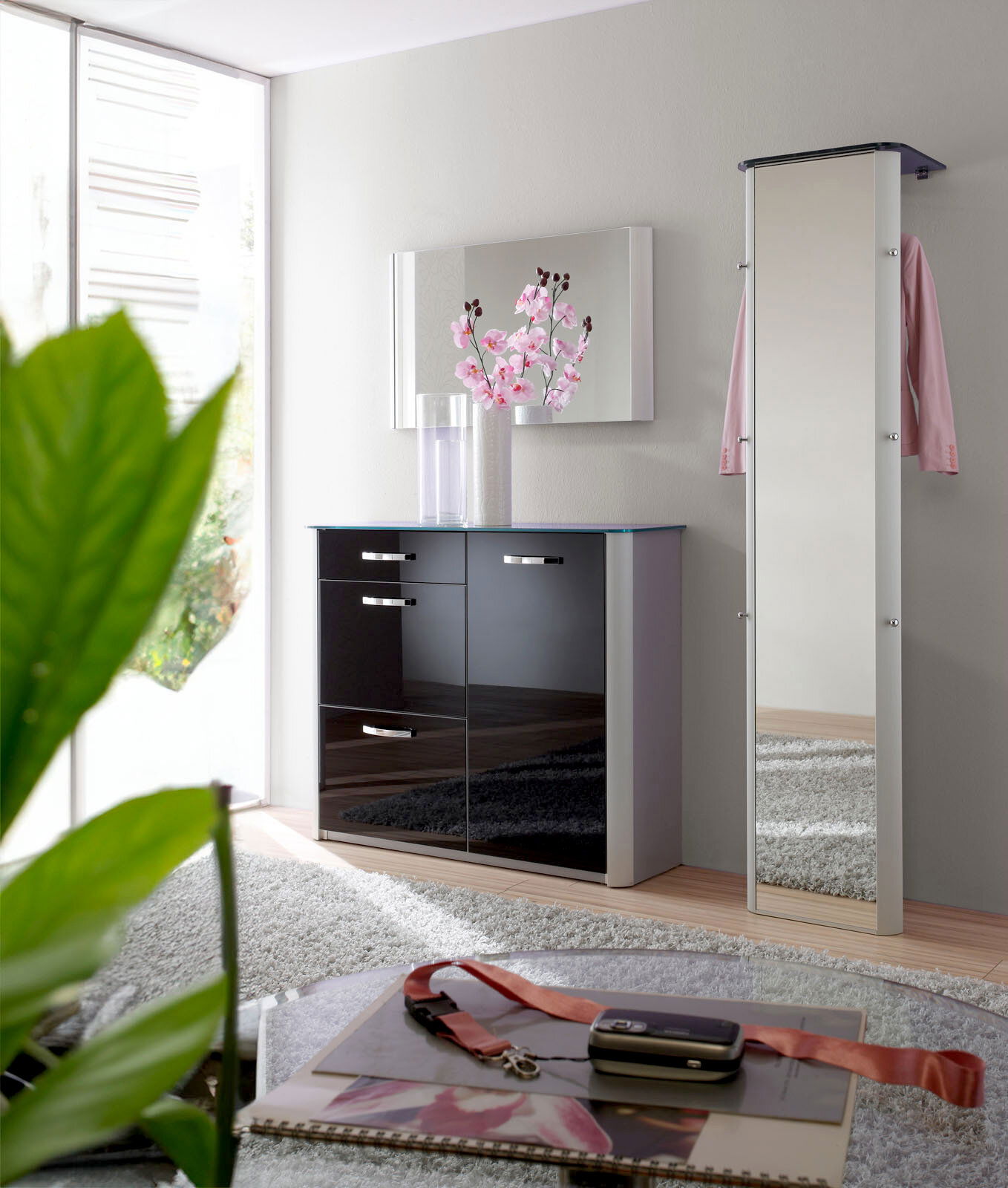 Moderano Schuhschrank MILANO Moderne Garderobenkombination mit Spiegel und Schuhschrank in einem hellen Raum, seitliche Perspektive.