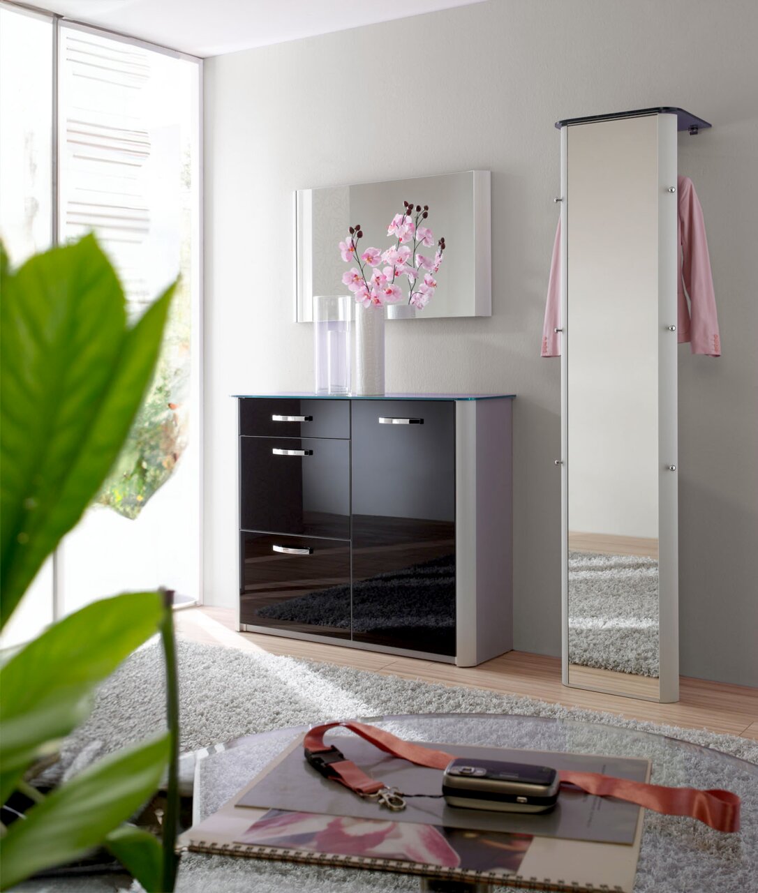 Moderano Schuhschrank MILANO Moderne Garderobenkombination mit Spiegel und Schuhschrank in einem hellen Raum, seitliche Perspektive.