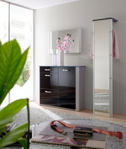 Moderne Garderobenkombination mit Spiegel und Schuhschrank in einem hellen Raum, seitliche Perspektive.