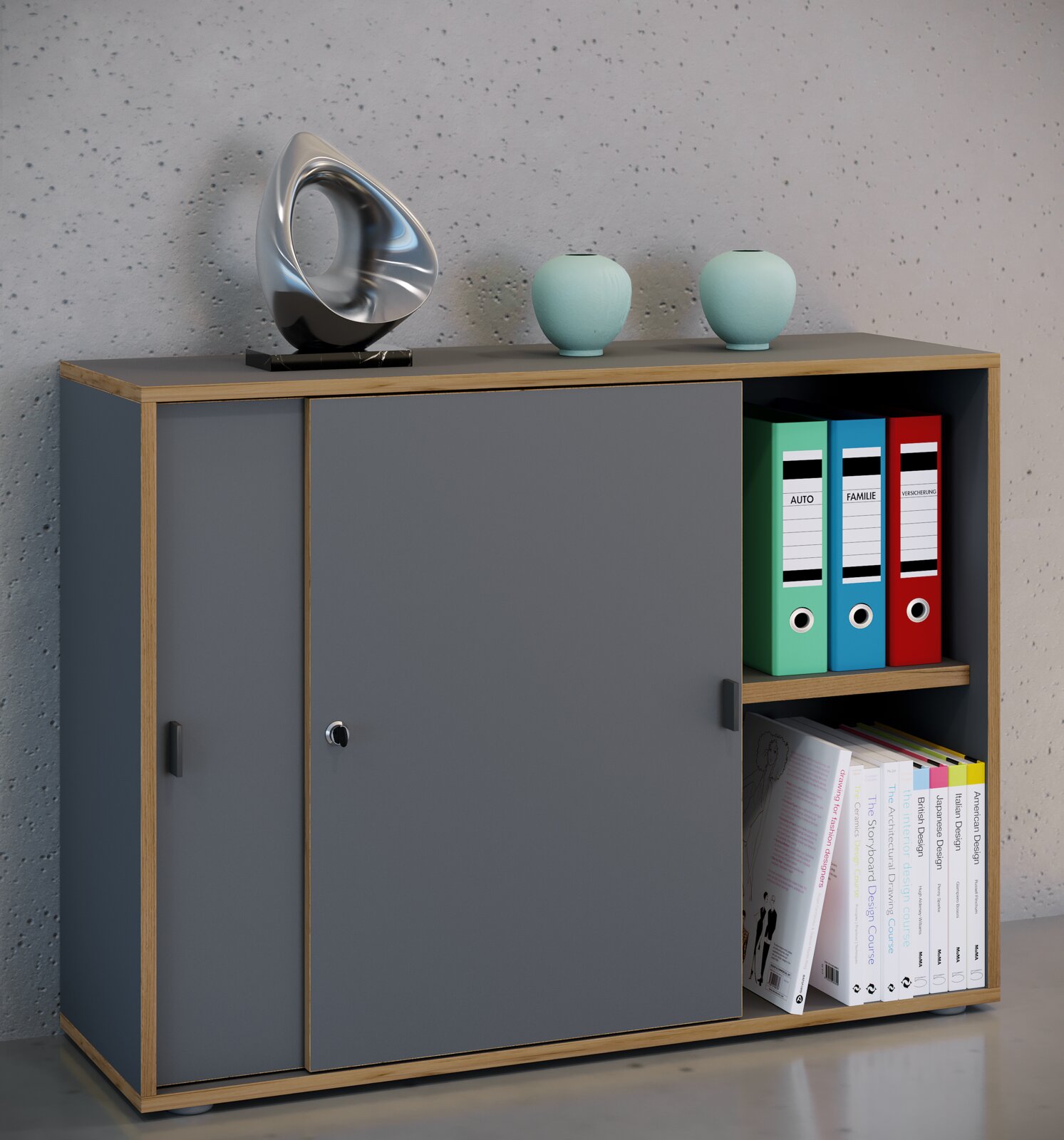 Modernes Sideboard in Anthrazit mit Holzrahmen, links Schranktür und rechts offenen Fächern mit Ordnern und Büchern oben Dekoobjekte, Ansicht schräg von vorn