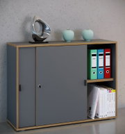 Modernes Sideboard in Anthrazit mit Holzrahmen, links Schranktür und rechts offenen Fächern mit Ordnern und Büchern; oben Dekoobjekte, Ansicht schräg von vorn