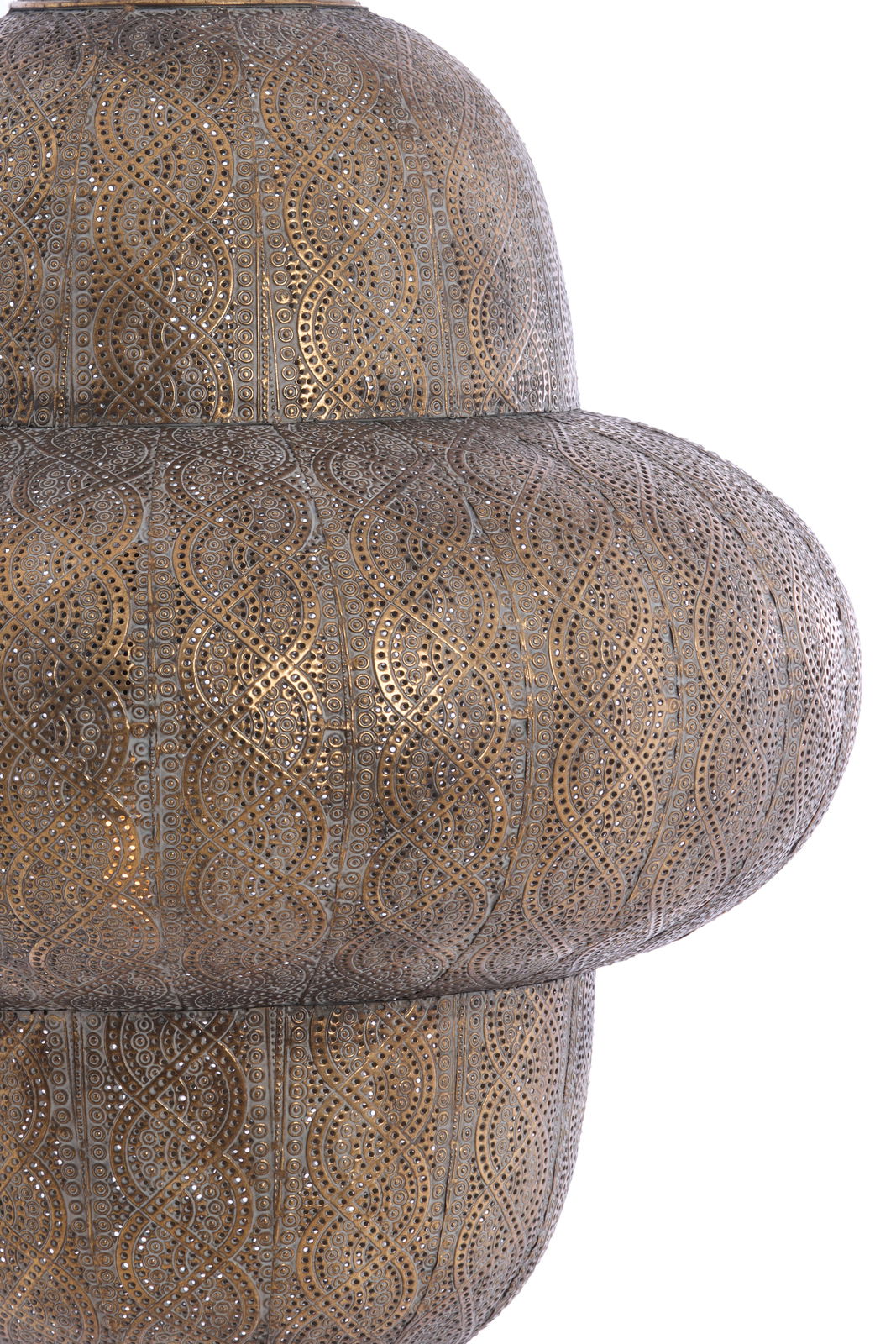 Detailansicht einer kunstvoll verzierten Hängeleuchte mit orientalischem Muster in Gold- und Brauntönen.